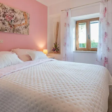 Tupljak, Luxury And Comfort In A Hidden Summer Hideout Casa de Férias